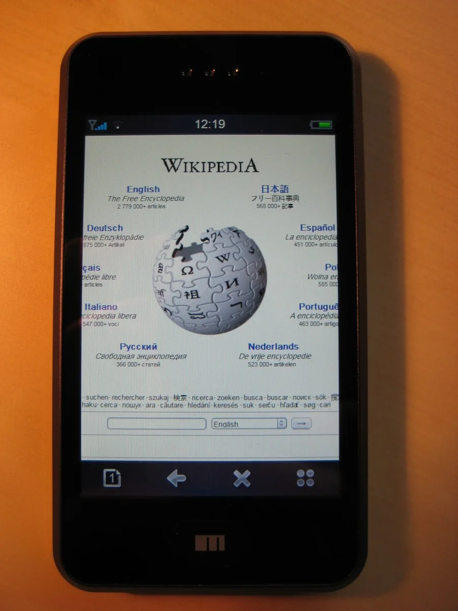 A Meizu M8 showing the Wikipedia portal in its browser